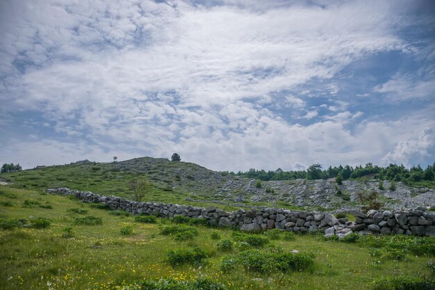 Uma pequena aldeia está situada entre muitas colinas e montanhas