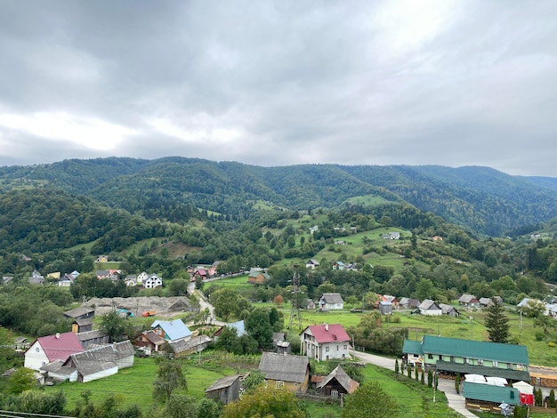 uma pequena aldeia nas montanhas. Floresta, rochas, nuvens. Bela paisagem, Europa. wo tradicional