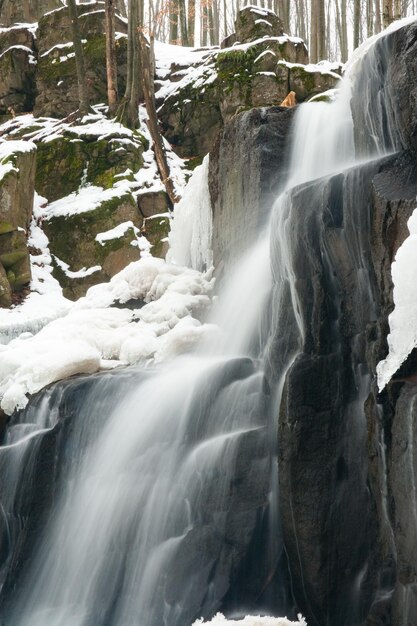 uma pequena cachoeira ativa córrego da montanha limpa neve inverno paisagem vida selvagem fundo