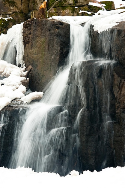 uma pequena cachoeira ativa córrego da montanha limpa neve inverno paisagem vida selvagem fundo