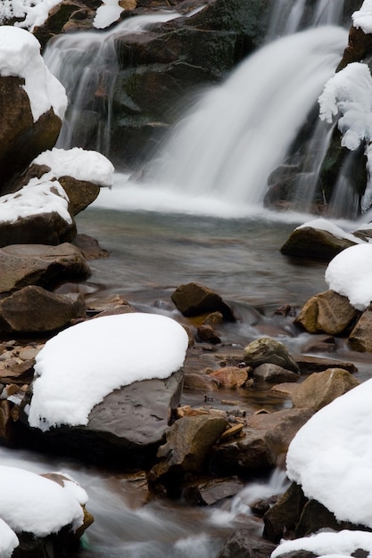 uma pequena cachoeira ativa córrego da montanha limpa neve inverno paisagem vida selvagem fundo