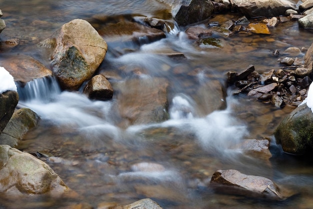 uma pequena cachoeira ativa córrego da montanha limpa neve inverno paisagem vida selvagem fundo