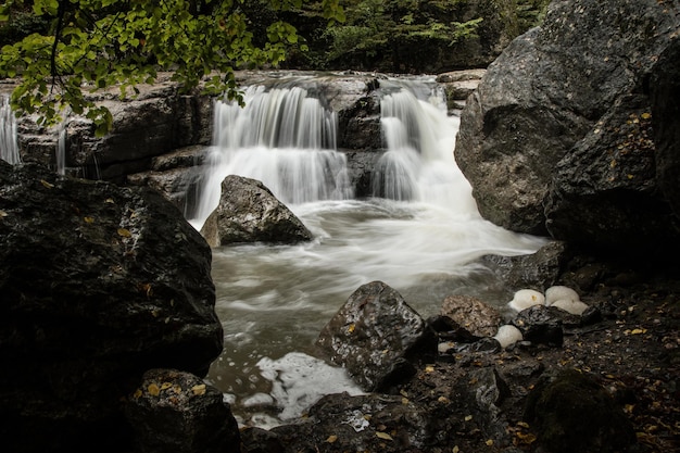 Uma pequena cachoeira deságua no rio