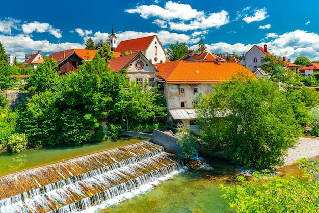 Uma pequena cachoeira na antiga cidade eslovena de Skofja Loka