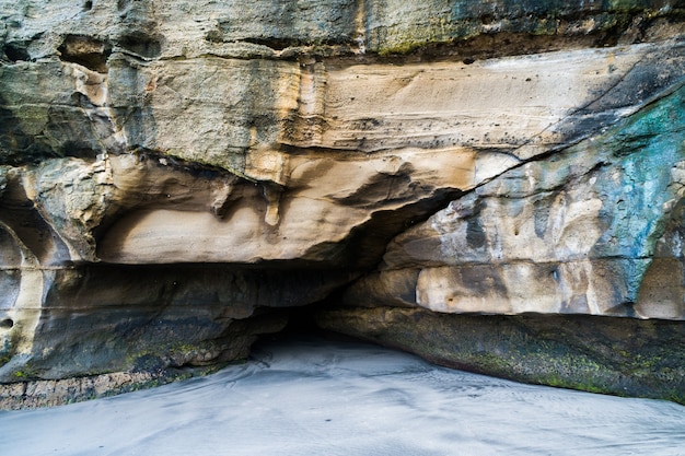 Uma pequena caverna na rocha acima da praia