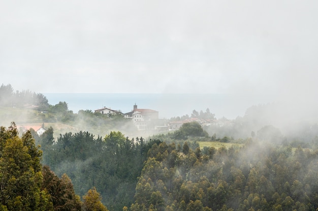 Uma pequena cidade no topo da montanha cheia de névoa