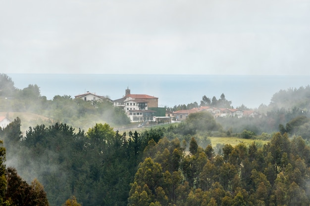 Uma pequena cidade no topo da montanha cheia de névoa