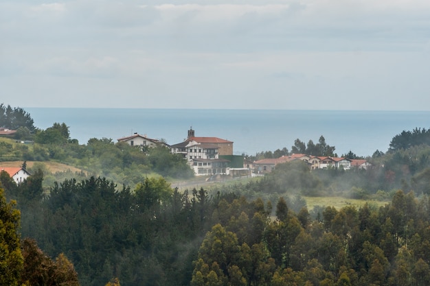 Uma pequena cidade no topo da montanha cheia de névoa