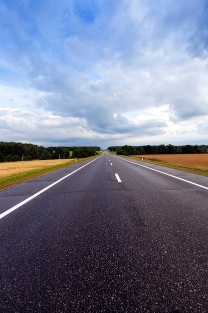 Uma pequena estrada rural na temporada de outono