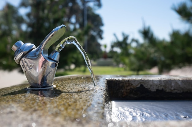 Uma pequena fonte de água fresca e limpa para beber na Geórgia