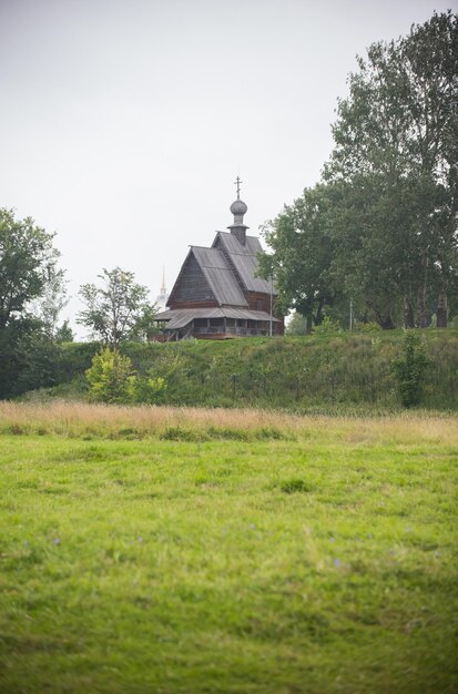 Uma pequena igreja em uma vila suzdal rússia