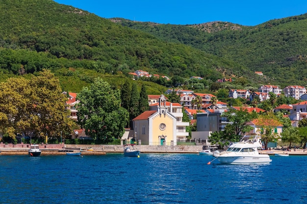 Uma pequena igreja na costa do mar Adriático, perto de Kotor, Montenegro