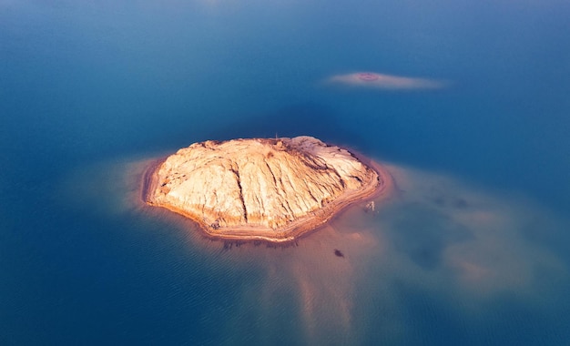 Uma pequena ilha deserta no oceano