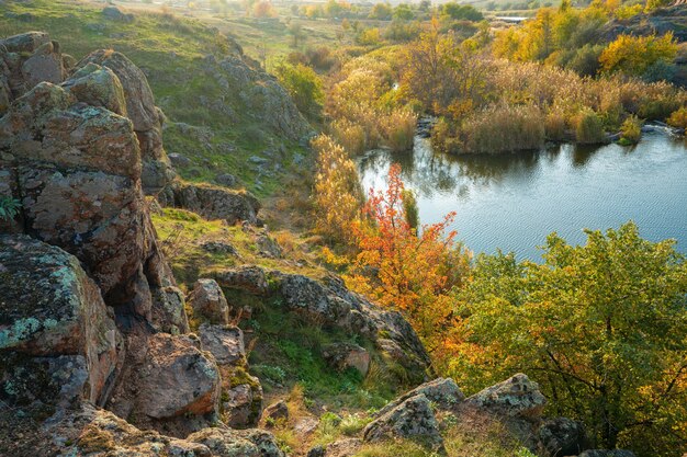 Uma pequena pilha de pedras em um campo verde-amarelo contra o fundo do céu na bela ucrânia