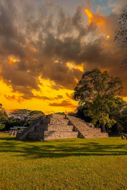 Uma pequena pirâmide nos templos de Copan Ruinas