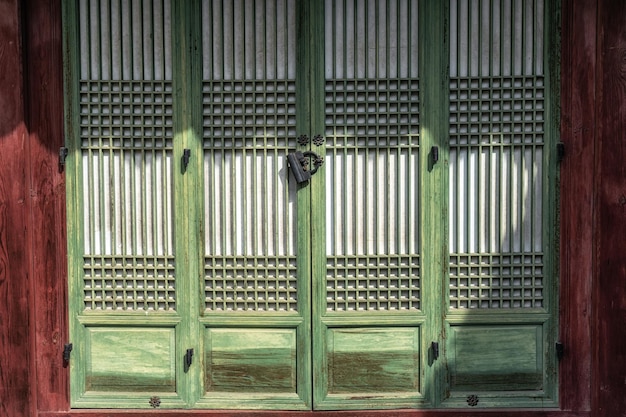 Uma pequena porta com uma fechadura no palácio de Changdeokgung, em Seul, Coreia do Sul