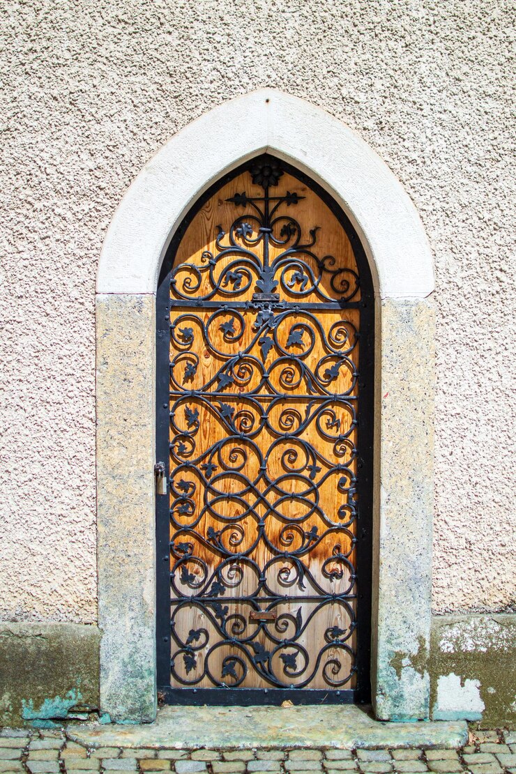 Foto uma pequena porta de madeira com uma grade de metal forjado na parede da abadia