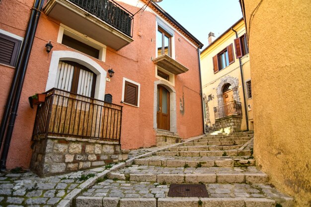 Foto uma pequena rua da aldeia medieval de pignola, na região da basilicata, na itália