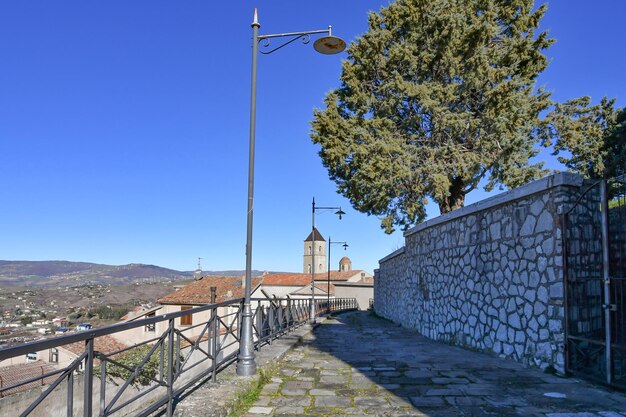 Uma pequena rua da aldeia medieval de Pignola, na região da Basilicata, na Itália