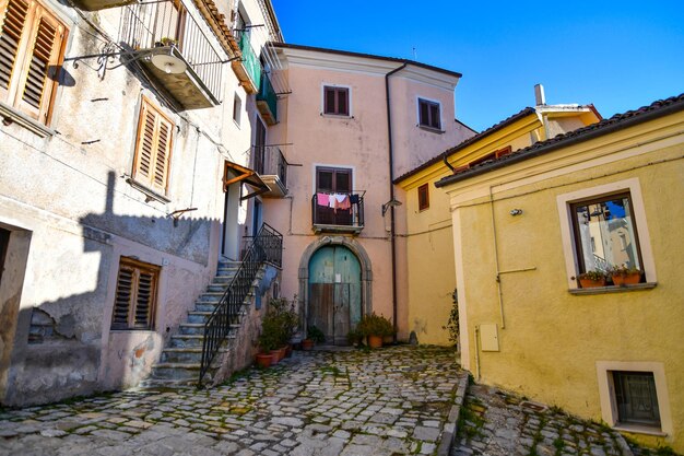 Foto uma pequena rua da aldeia medieval de pignola, na região da basilicata, na itália