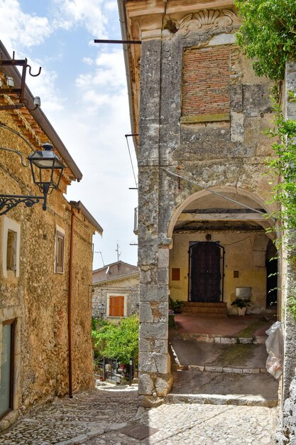 Foto uma pequena rua entre as antigas casas de arce, uma aldeia medieval na região do lazio, na itália