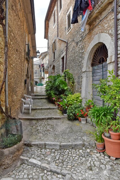 Uma pequena rua entre as antigas casas de Arce, uma aldeia medieval na região do Lazio, na Itália