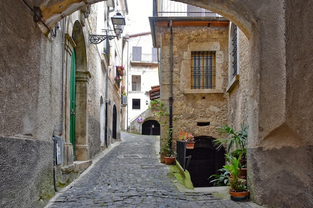 Uma pequena rua entre as antigas casas de Arce, uma aldeia medieval na região do Lazio, na Itália