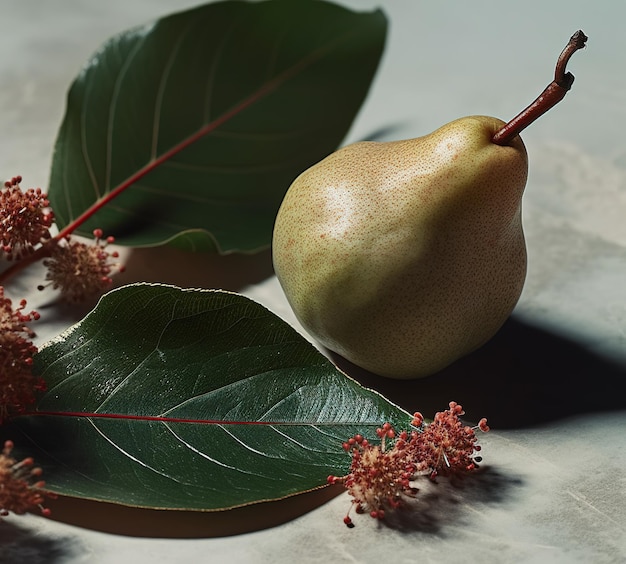 Uma pêra e folhas estão sobre uma mesa com uma pêra.