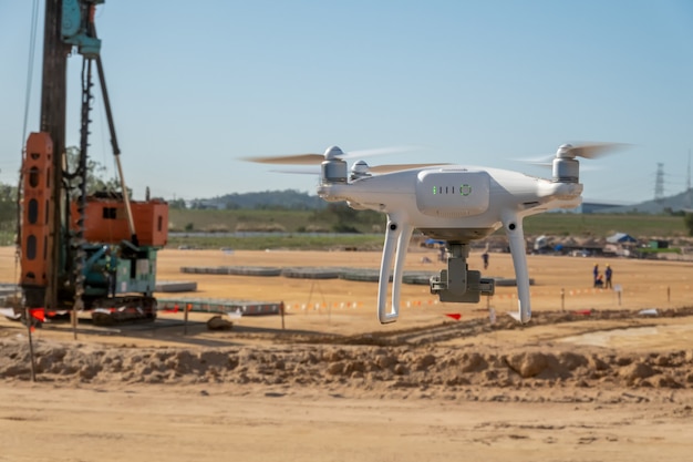 Uma pesquisa por drone no canteiro de obras