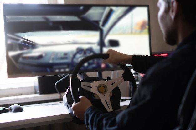 Uma pessoa aprende a dirigir o carro usando um simulador de computador automático