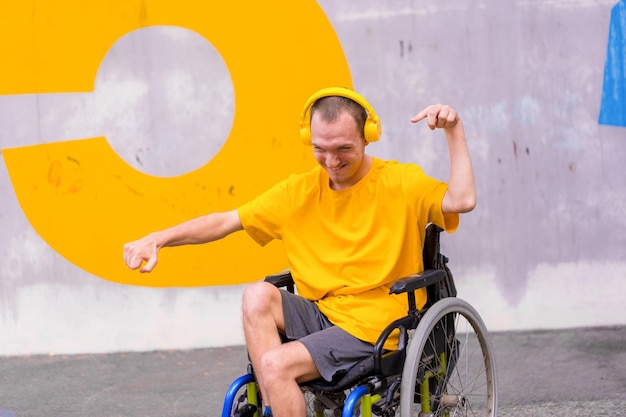 Uma pessoa com deficiência em cadeira de rodas ouvindo música com fones de ouvido curtindo e dançando