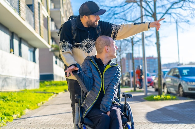 Uma pessoa com deficiência em uma cadeira de rodas com um amigo andando por aí se divertindo normalidade para deficientes