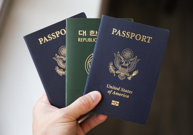 Foto uma pessoa com dois passaportes com a palavra passaporte na frente.