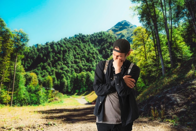 Uma pessoa de conceito de viagem caminhando e caminhando ao ar livre na vida de aventura de montanha de estrada