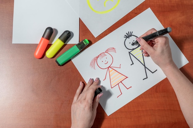 Uma pessoa desenhando uma imagem de uma menina e um homem.