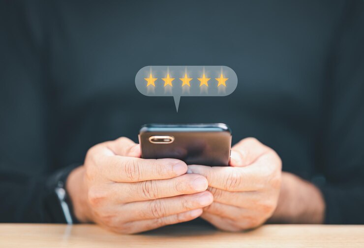 Foto uma pessoa está segurando um telefone celular com uma classificação de estrelas nele
