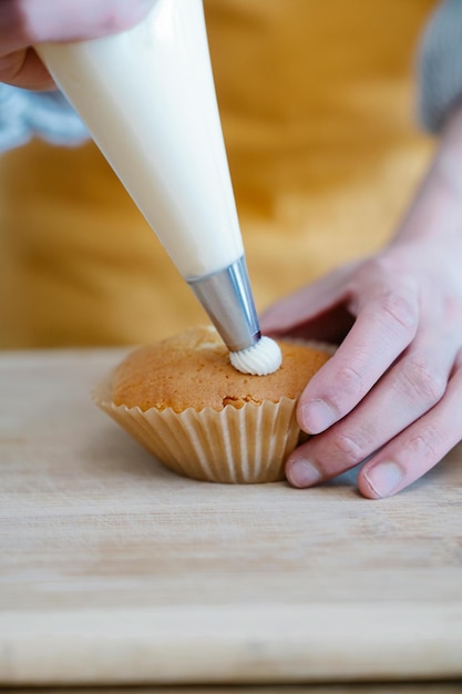 uma pessoa está usando uma faca para cortar um muffin
