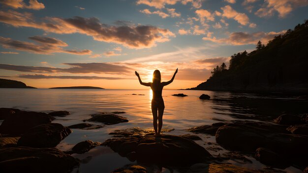 Uma pessoa fazendo ioga na praia ao nascer do sol conectando-se com a natureza e seu próprio corpo