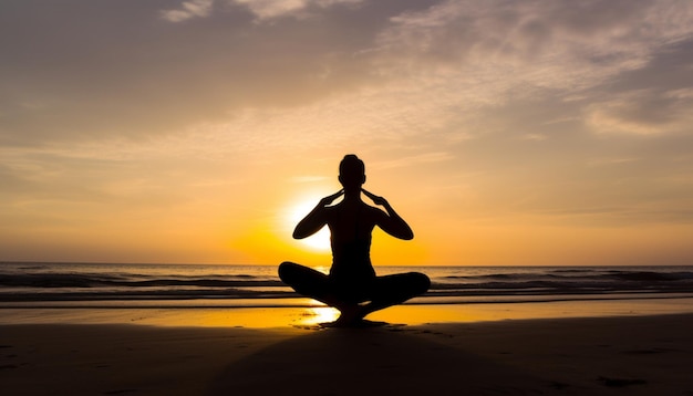 Uma pessoa meditando em uma praia com o sol se pondo atrás deles