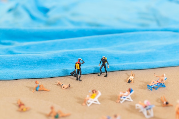 Uma pessoa pequena em um traje de mergulho na praia no verão