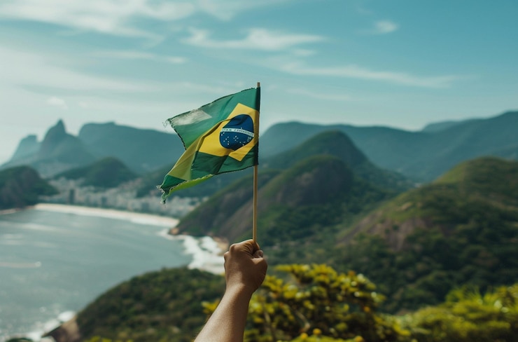 Foto uma pessoa segura uma bandeira que tem a palavra "go" em cima dela