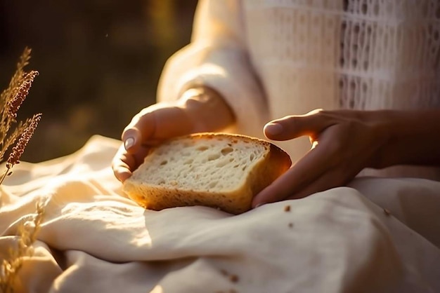 Uma pessoa segurando um pedaço de pão