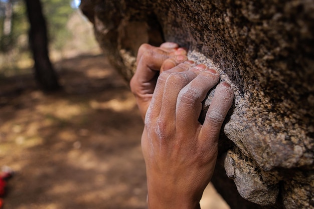 Foto uma pessoa segurando uma pedra com as mãos nos quadris