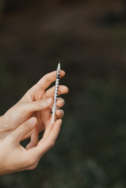 Uma pessoa segurando uma seringa com a palavra gripe