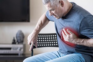 Foto uma pessoa sente dor no peito causada por um ataque cardíaco. doença cardíaca. angina pectoris. o conceito de seguro de saúde para idosos.