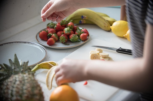 Uma pessoa servindo panquecas doces com frutas