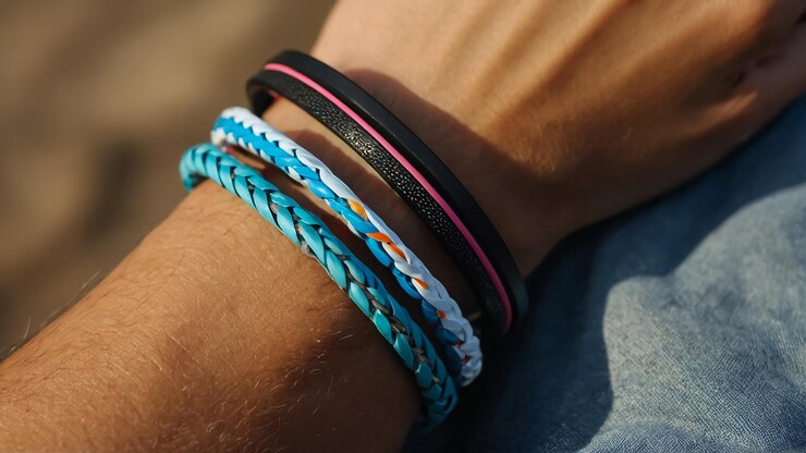 Foto uma pessoa usando pulseiras com diferentes cores e desenhos sobre eles