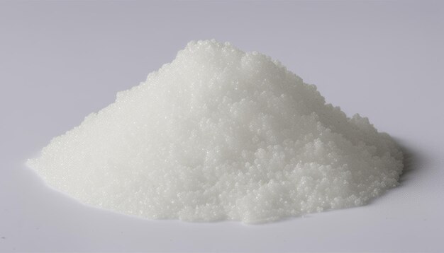 Uma pilha de açúcar branco em um fundo branco