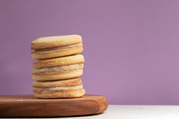 Uma pilha de alfajor com doce de leite.