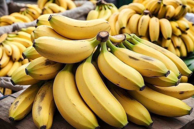 Uma pilha de bananas orgânicas frescas num mercado